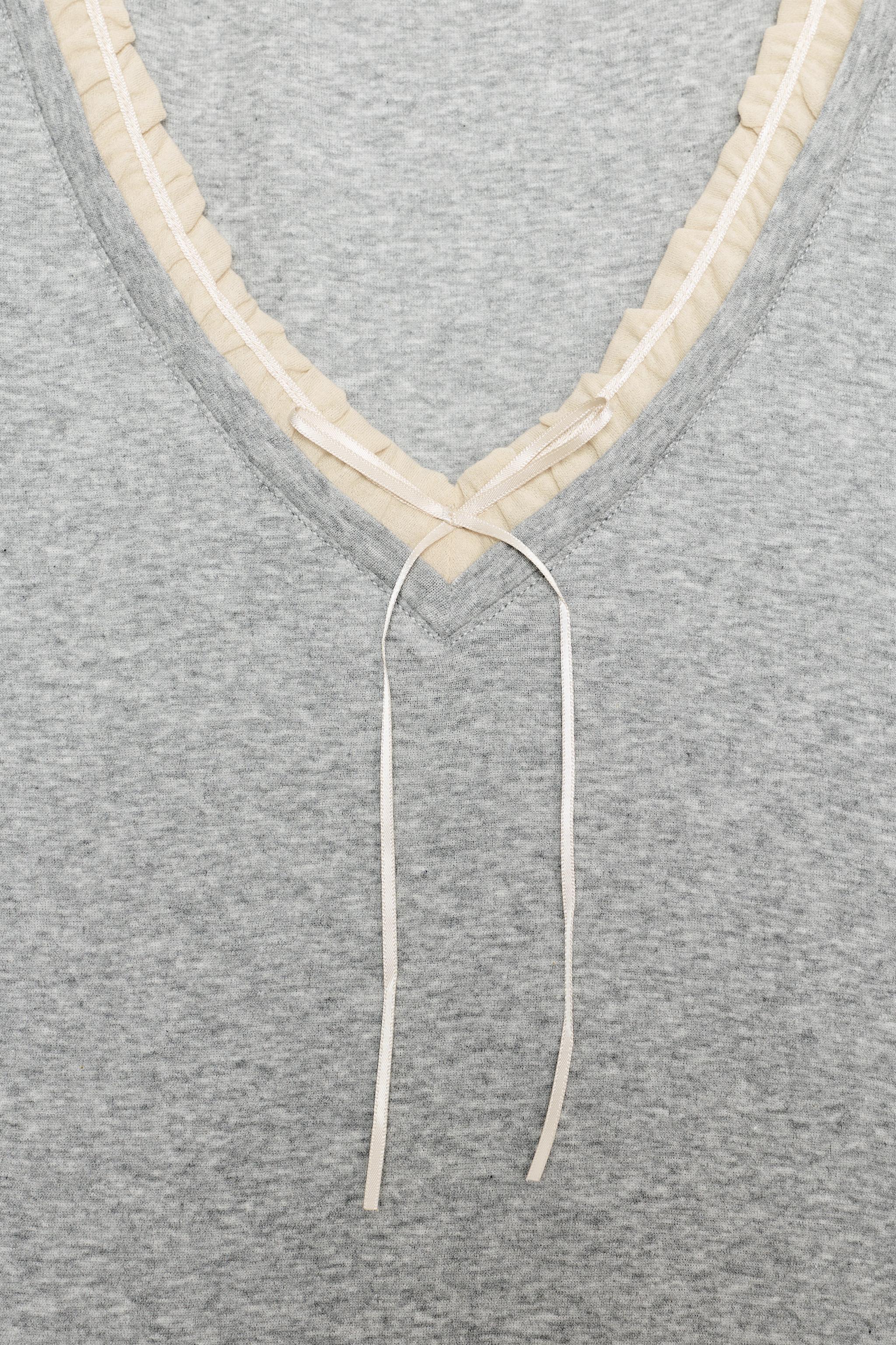T-SHIRT EN MATIÈRES VARIÉES À COL V